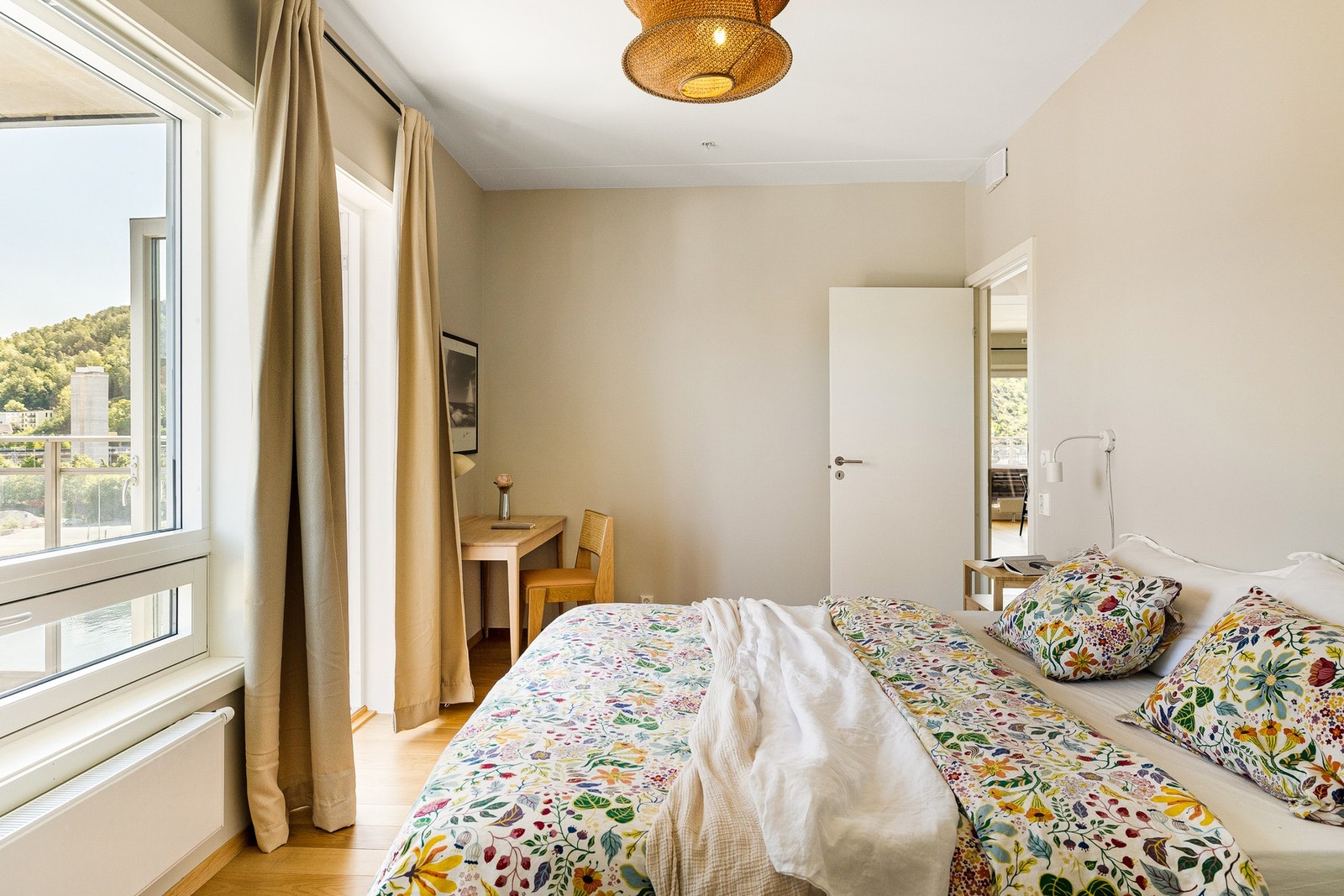 Et behagelig soverom med fleksible møbleringsmuligheter og herlig lysinnslipp. Galleribilde