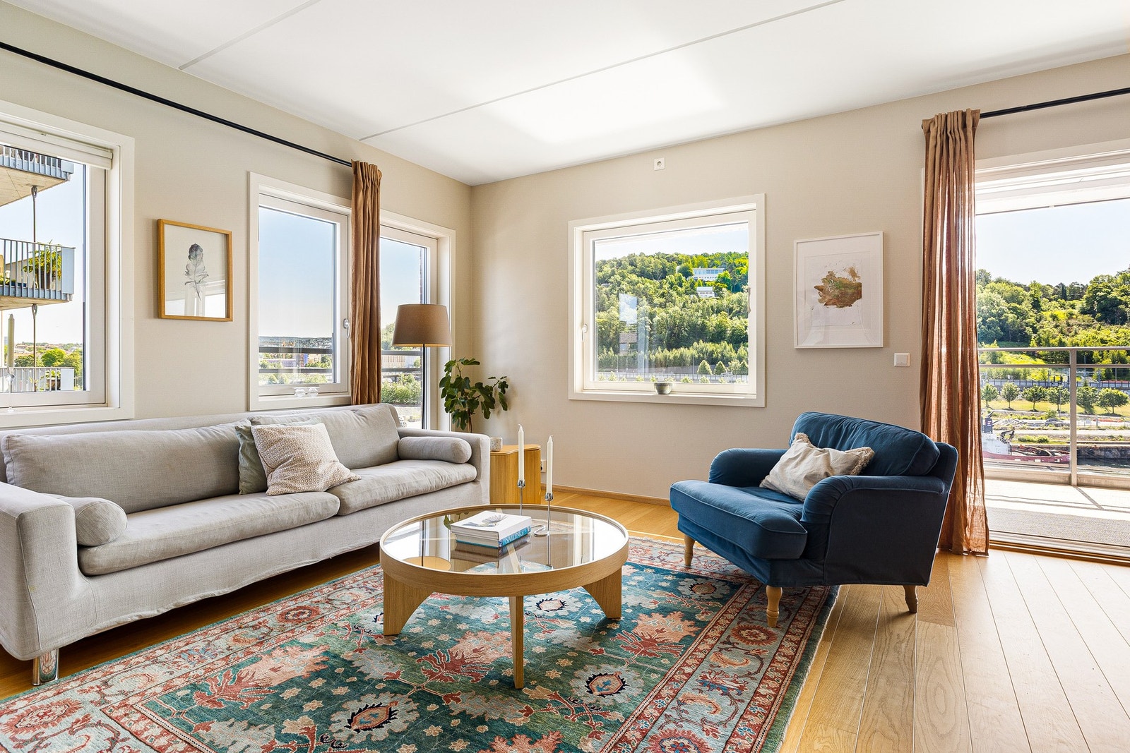 Nydelig hjørneleilighet med vinduer på to sider - flotte lysforhold og en luftig, behagelig atmosfære. Galleribilde