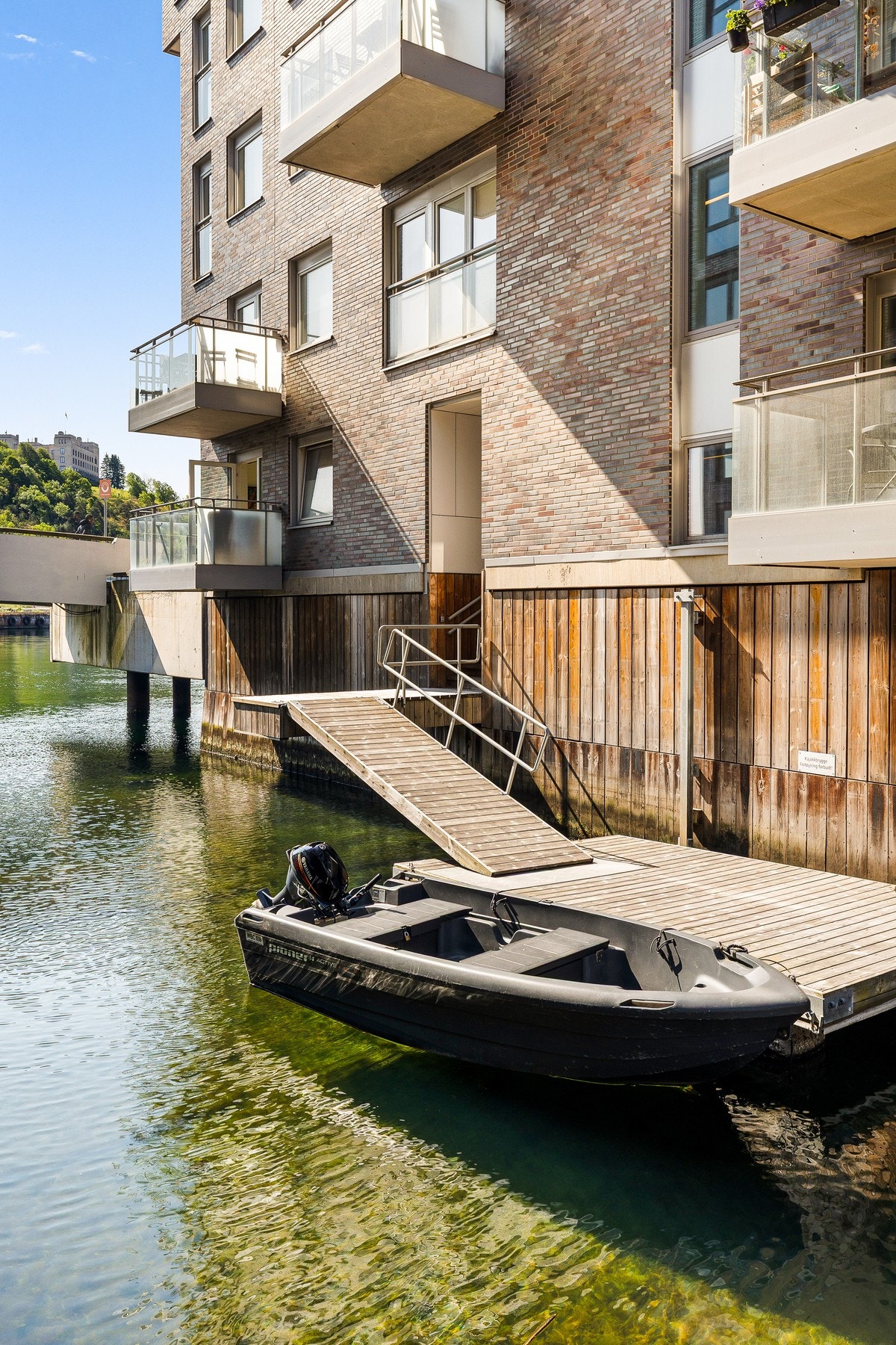 Her rusler du rett fra boligen og om bord i båten - ekte sjønær livsstil. Galleribilde