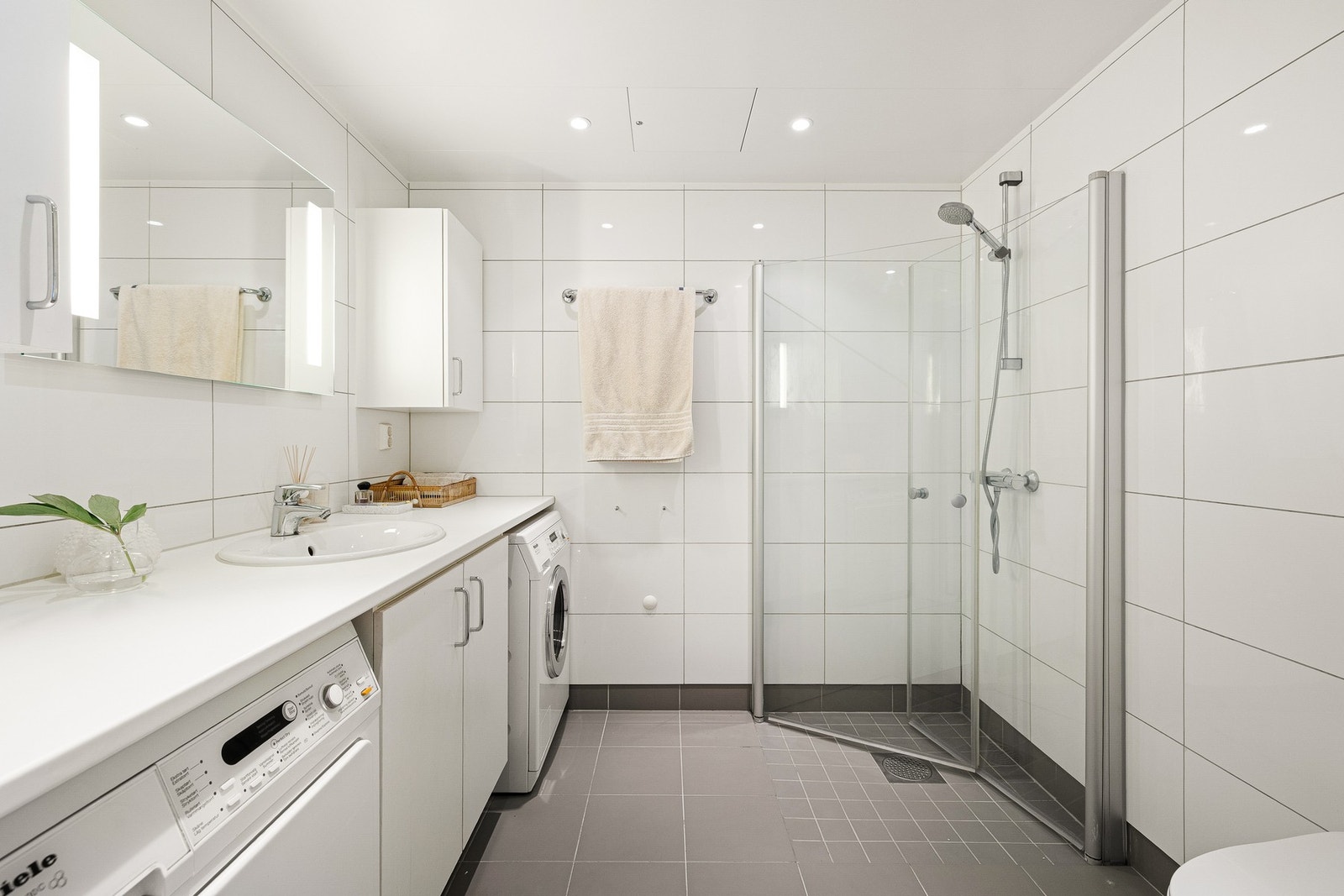 Lyst og pent bad med gulvvarme og moderne løsninger. Galleribilde