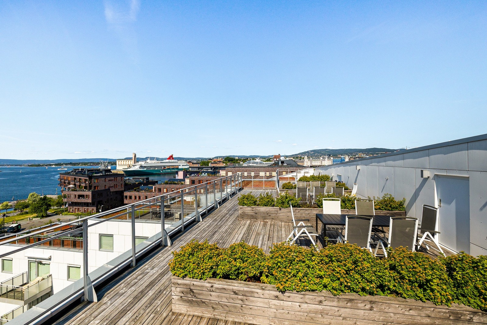 Fantastisk felles takterrasse med vidstrakt utsikt mot fjorden og byen. Galleribilde