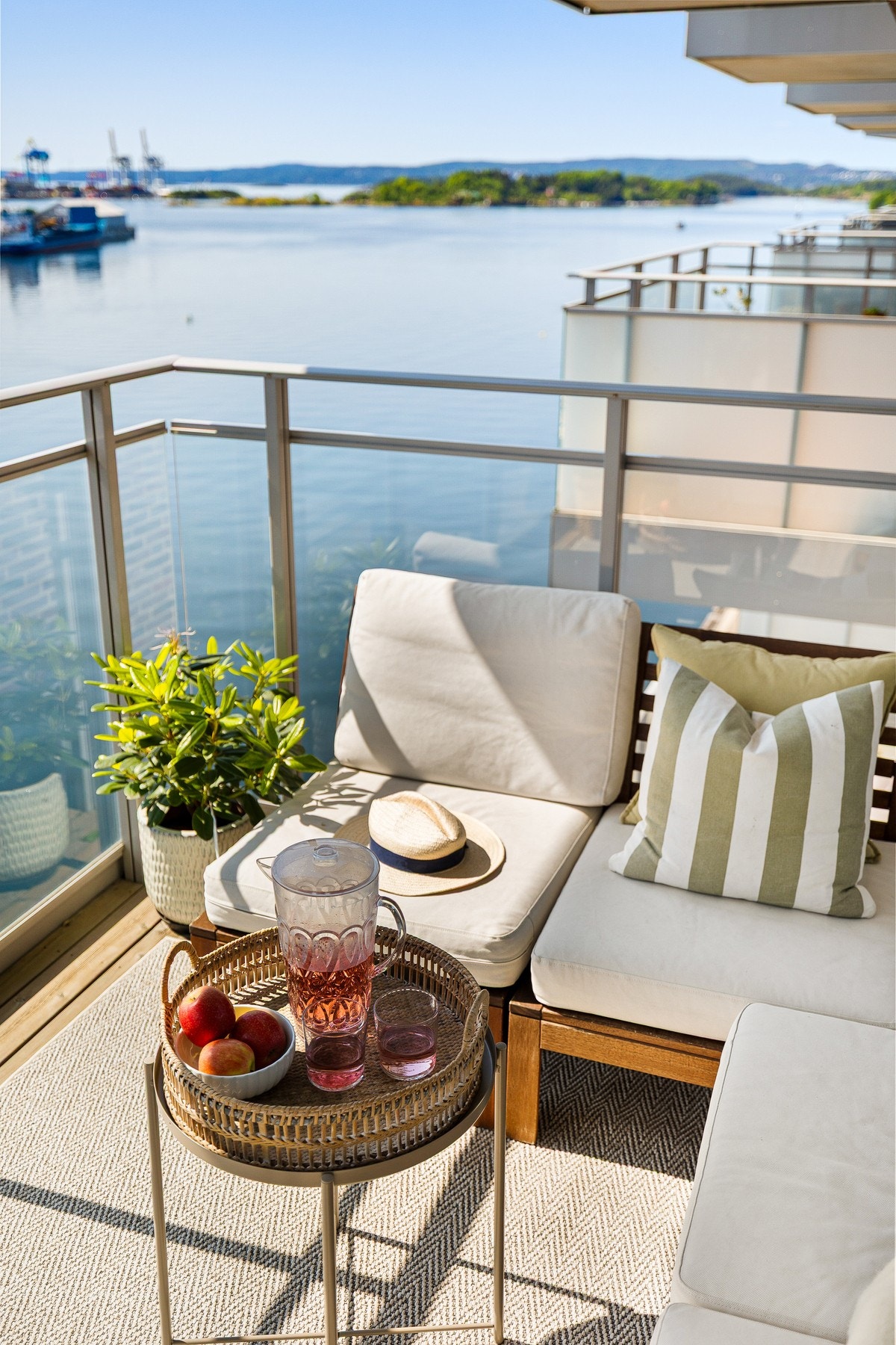 Romslig balkong med plass til både sittegruppe og diverse beplantning. Galleribilde