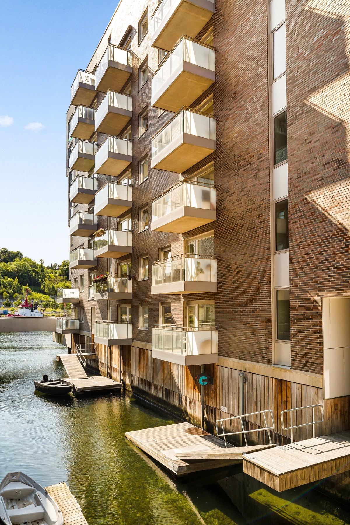 Eksklusiv maritim stemning med båtplasser og direkte adkomst til fjorden. Galleribilde