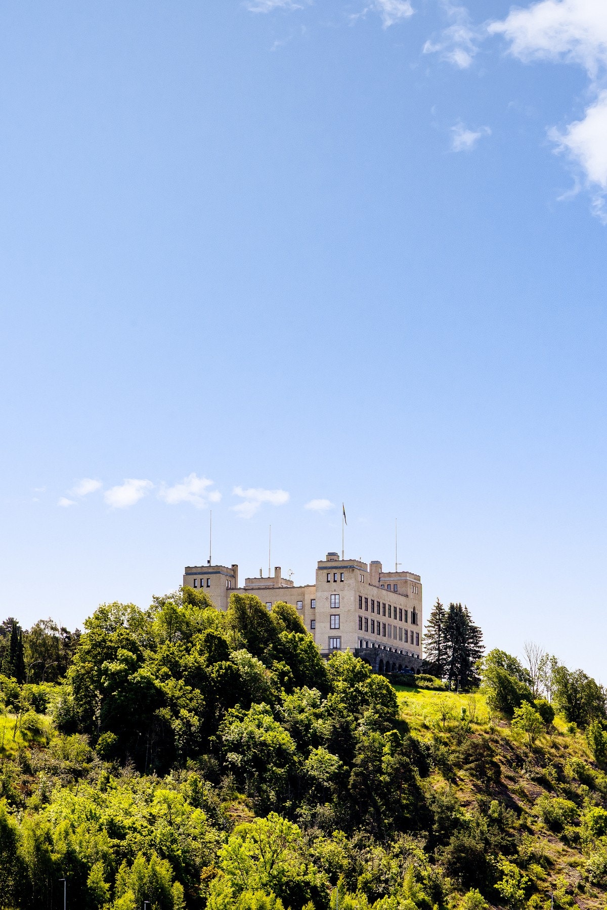 Fra leiligheten ser du rett mot Kongshavn vgs - et markant og vakkert bygg i grønne Ekebergskråninger. Galleribilde