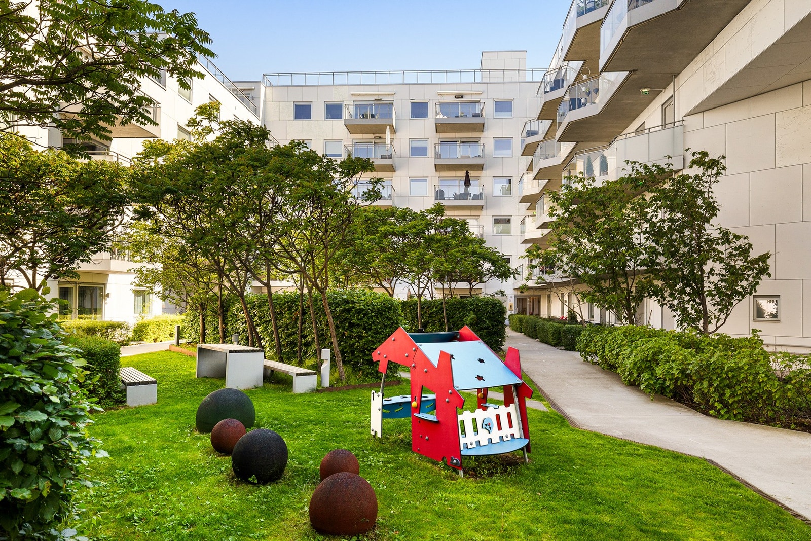 Et sosialt og grønt uterom der både store og små kan trives. Galleribilde