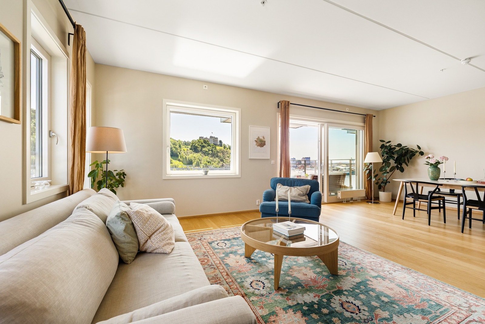 Lys og romslig stue med god plass til både sofakrok og spisebord. Galleribilde