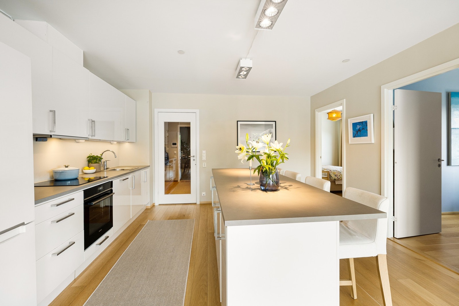 Flott kjøkken med glatte fronter, laminert benkeplate og integrerte hvitevarer - stilrent og funksjonelt. Galleribilde