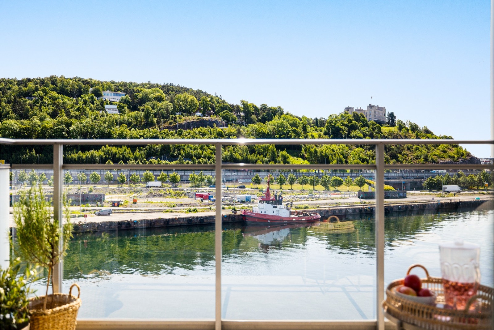 Med fjorden foran deg og grønne høyder i blikket, er dette en utsikt som må oppleves. Galleribilde