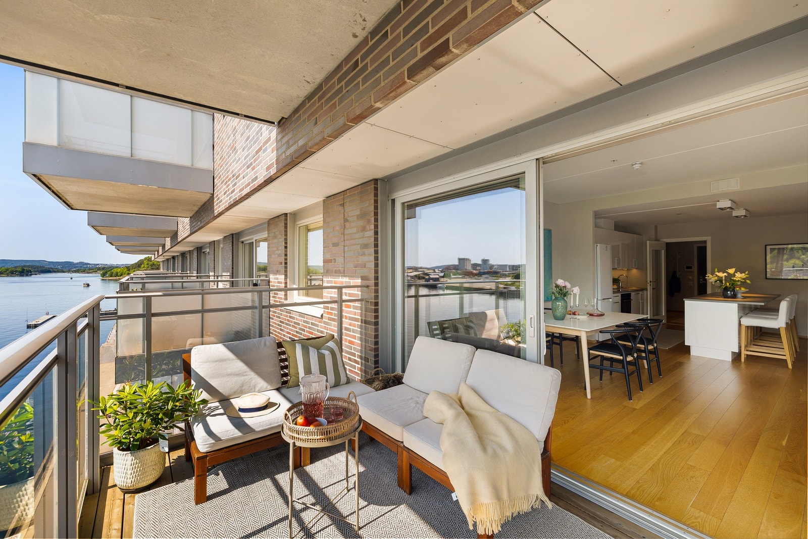 Fra stuen er det utgang til en solrik balkong på 7,3 kvm. Galleribilde