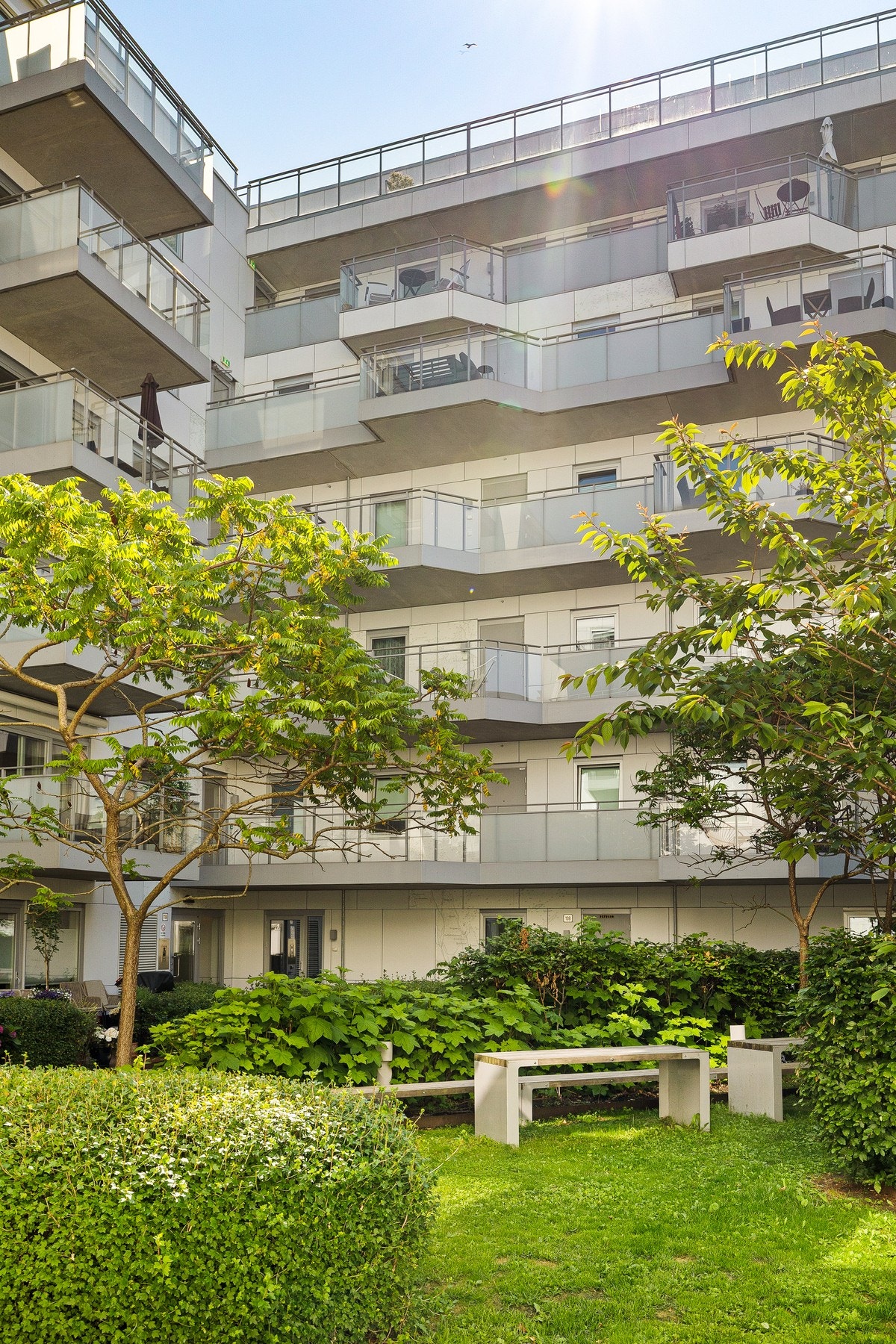 Hyggelig og tilbaketrukket sitteplass blant trær og busker. Galleribilde