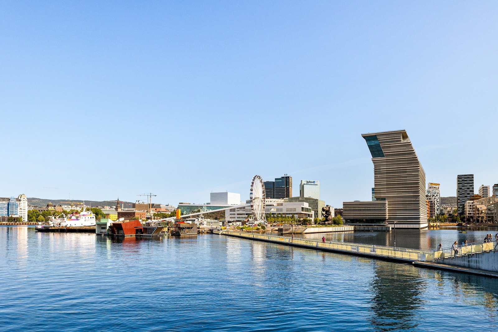 Her kan du virkelig kjenne på følelsen av å bo i sjøkanten, med tilgang til både badeplasser, promenade, grønne parker og hyggelige spisesteder rett utenfor inngangsdøren. Galleribilde