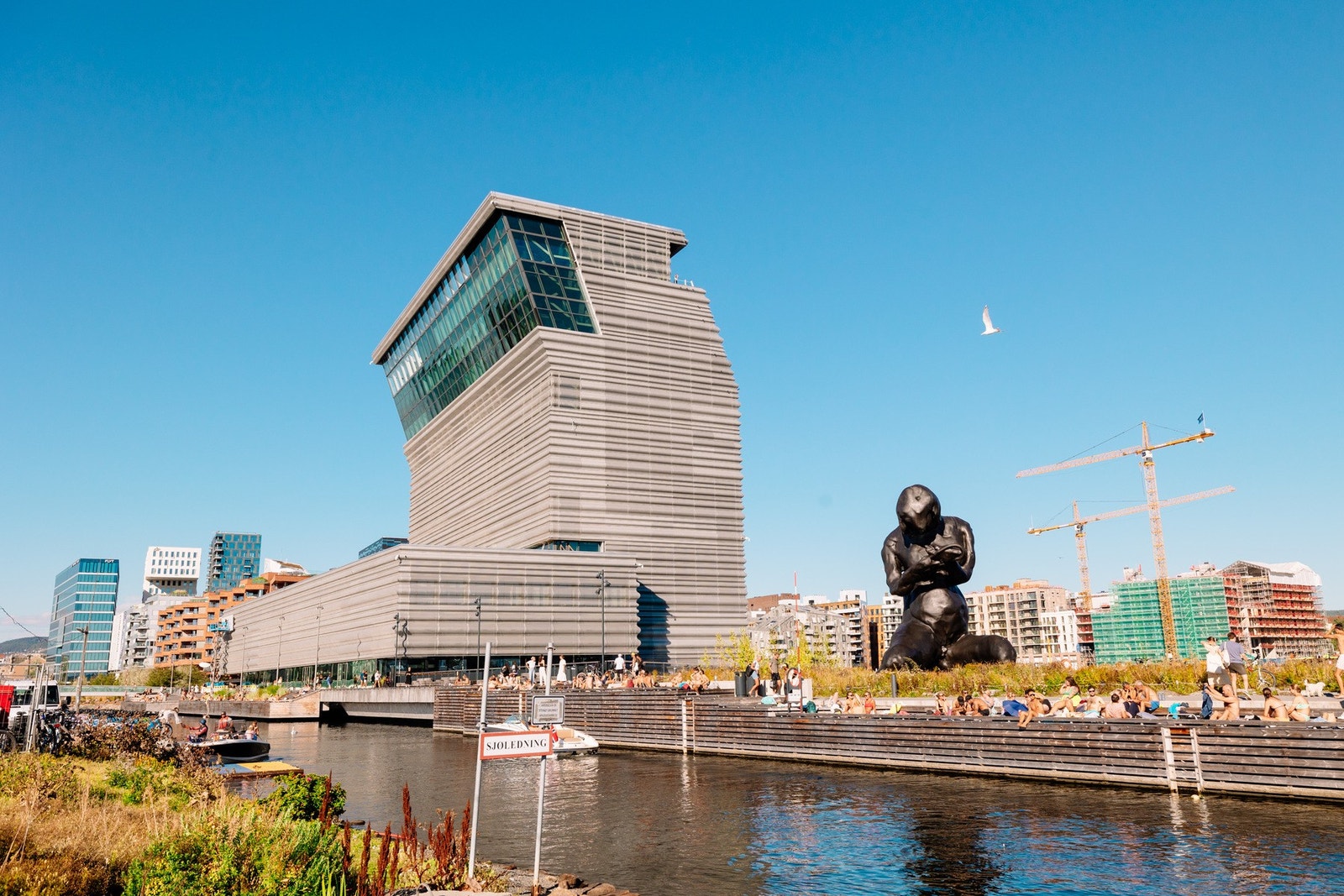 Munchmuseet og den ikoniske skulpturen 'The Mother' - en kort spasertur unna. Galleribilde