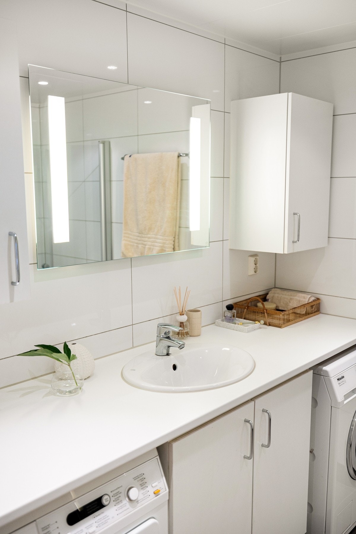 God benkeplass og oppbevaring gjør badet både funksjonelt og innbydende. Galleribilde