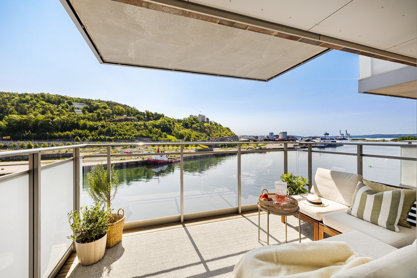 Her kan du skape din egen lille oase med sjøutsikt og sol. Galleribilde