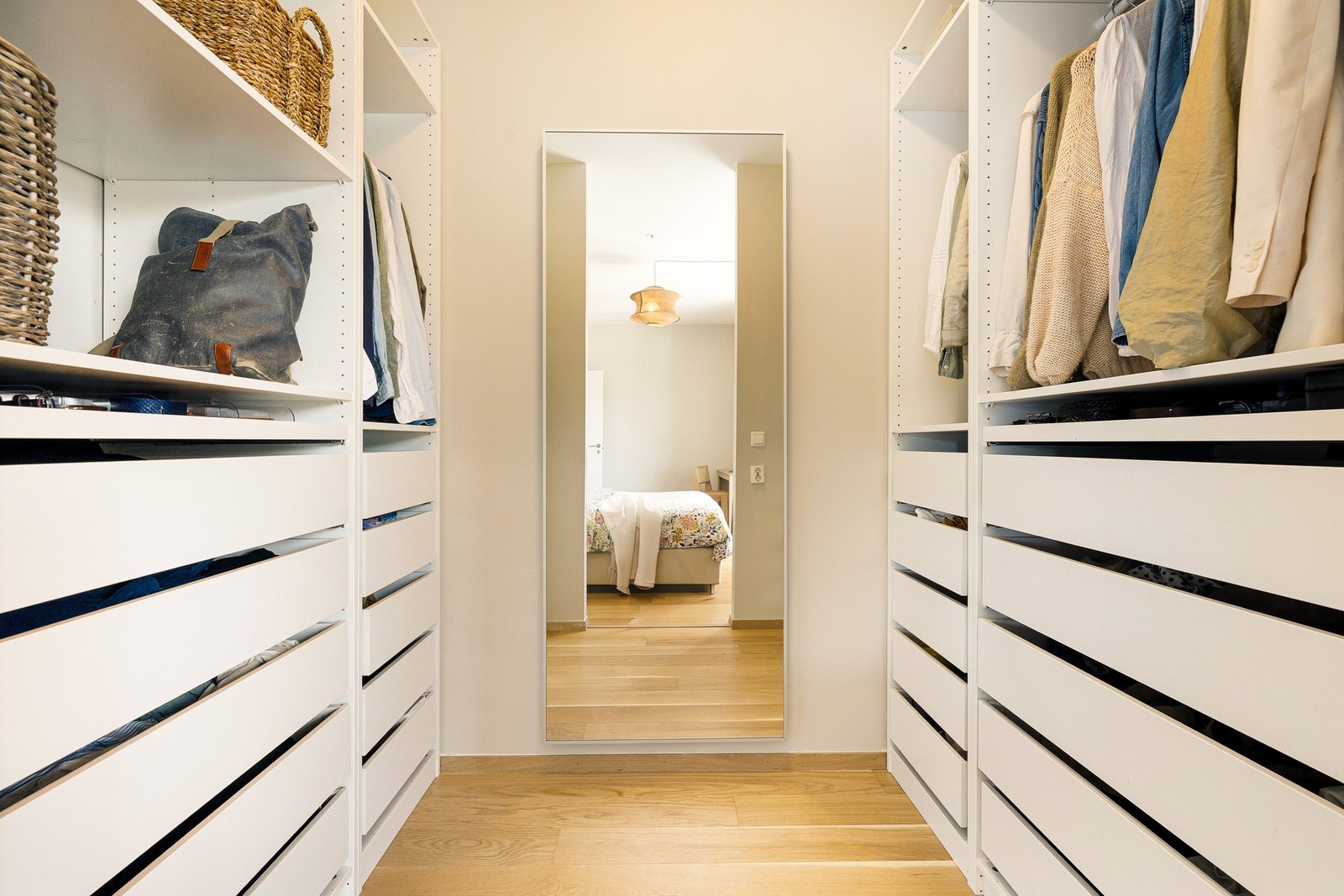 Eget walk-in-rom som gir deg luksuriøs og funksjonell hverdagskomfort. Galleribilde