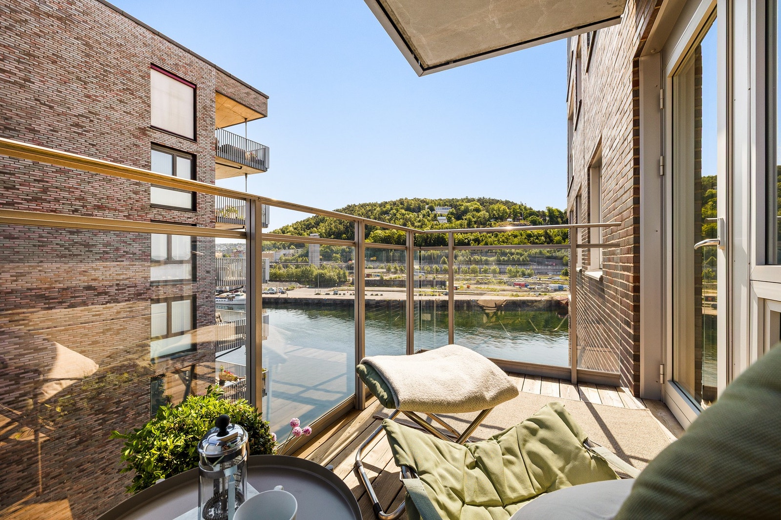 Fra soverommet er det direkte utgang til en meget koselig balkong som vender mot gårdsrom. Galleribilde