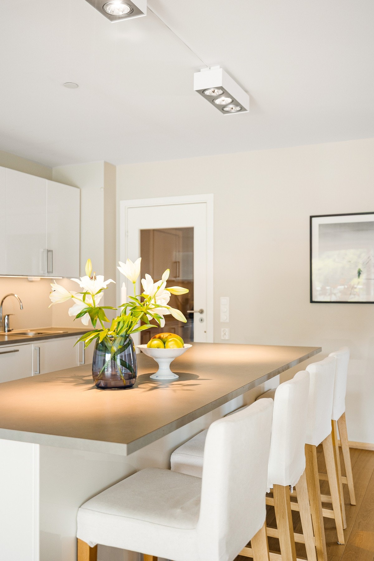 Stilren kjøkkenøy med god arbeidsflate og sitteplass for sosiale måltider. Galleribilde