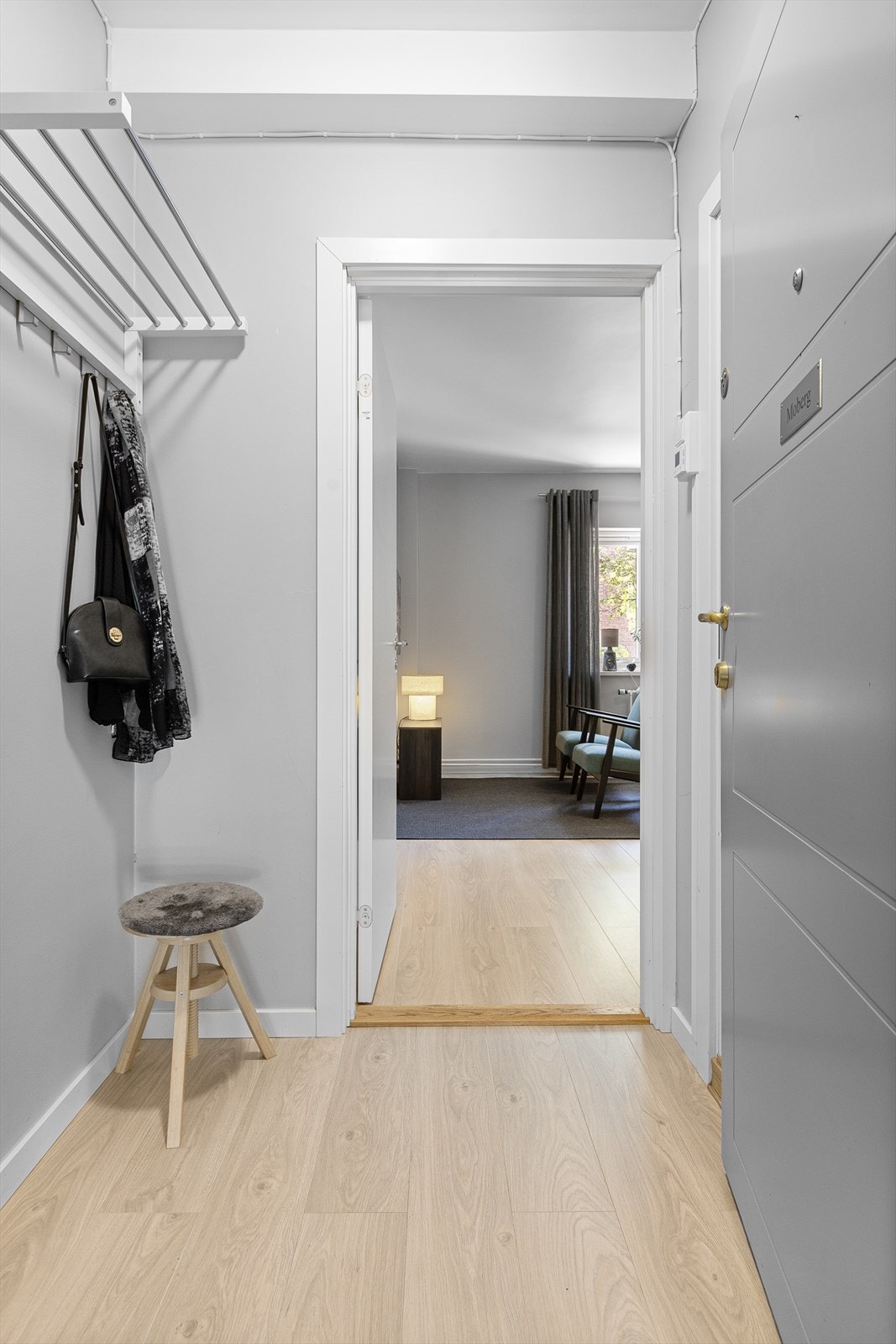 Romslig entre med god plass til oppheng av yttertøy Galleribilde