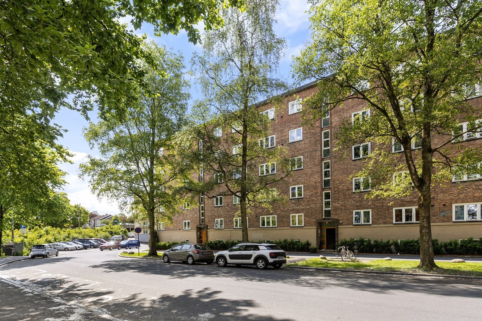 Eiendommen har en attraktiv beliggenhet i et populært, sentralt og tilbaketrukket boligområde på Sinsen i Oslo. Galleribilde