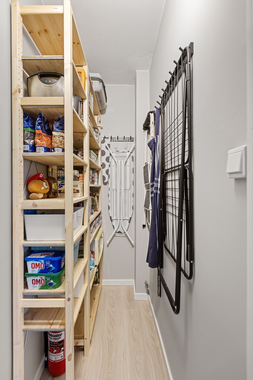 Svært praktisk innvendig bod. I kombinasjon med kjellerboden får man lagret det meste man ønsker. Galleribilde