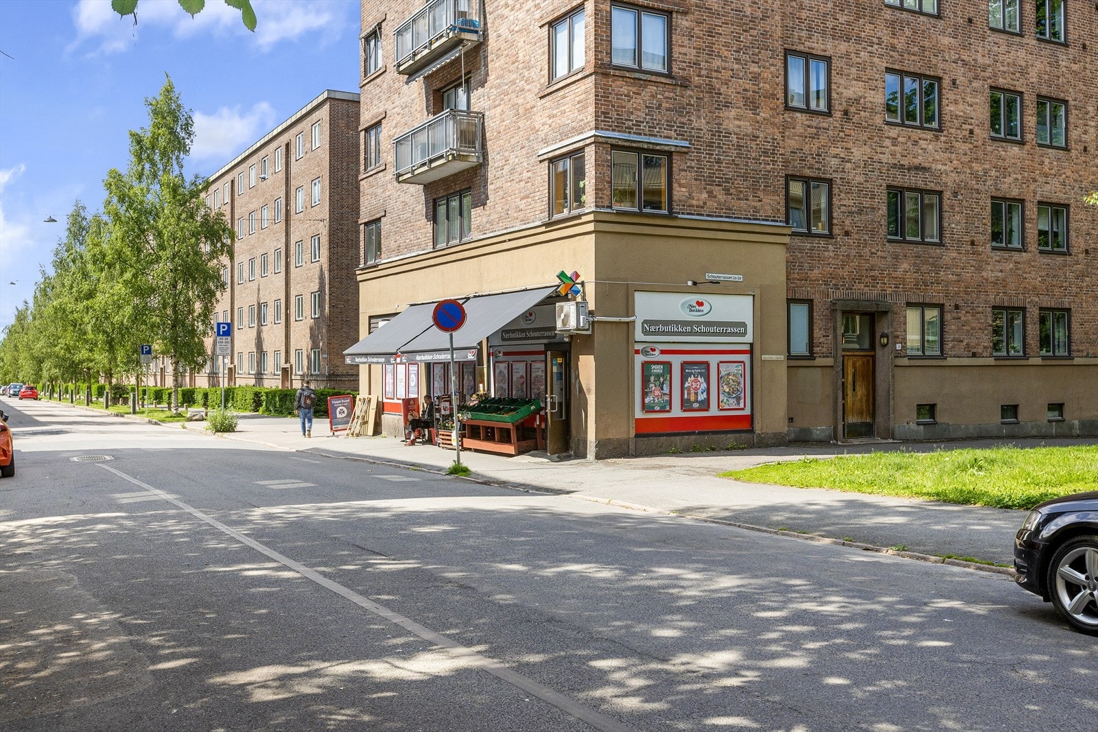 Dagligvarebutikker som Bunnpris, Nærbutikken og Kiwi ligger i nærheten, og både Carl Berner og Nye Løren Torg byr på et godt utvalg av butikker, serveringssteder og tjenester. Galleribilde