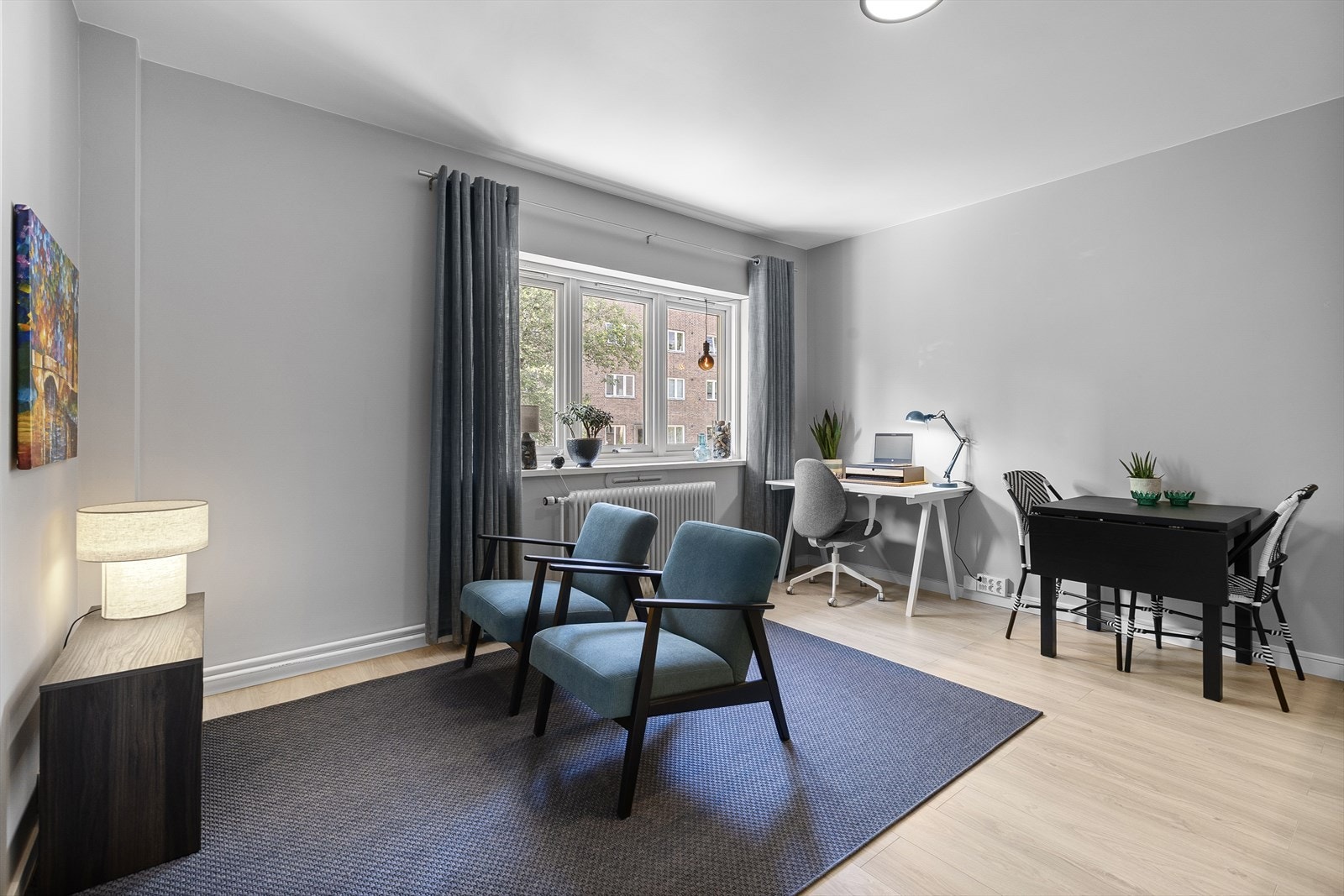 Leiligheten har god takhøyde, og ligger i høy første etasje. Galleribilde