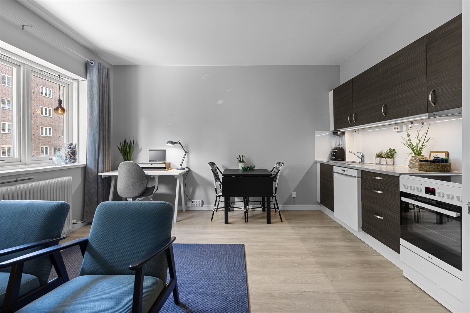 Praktisk planløsning sørger for gode møbleringsmuligheter og soneinndelinger i stuen. Galleribilde