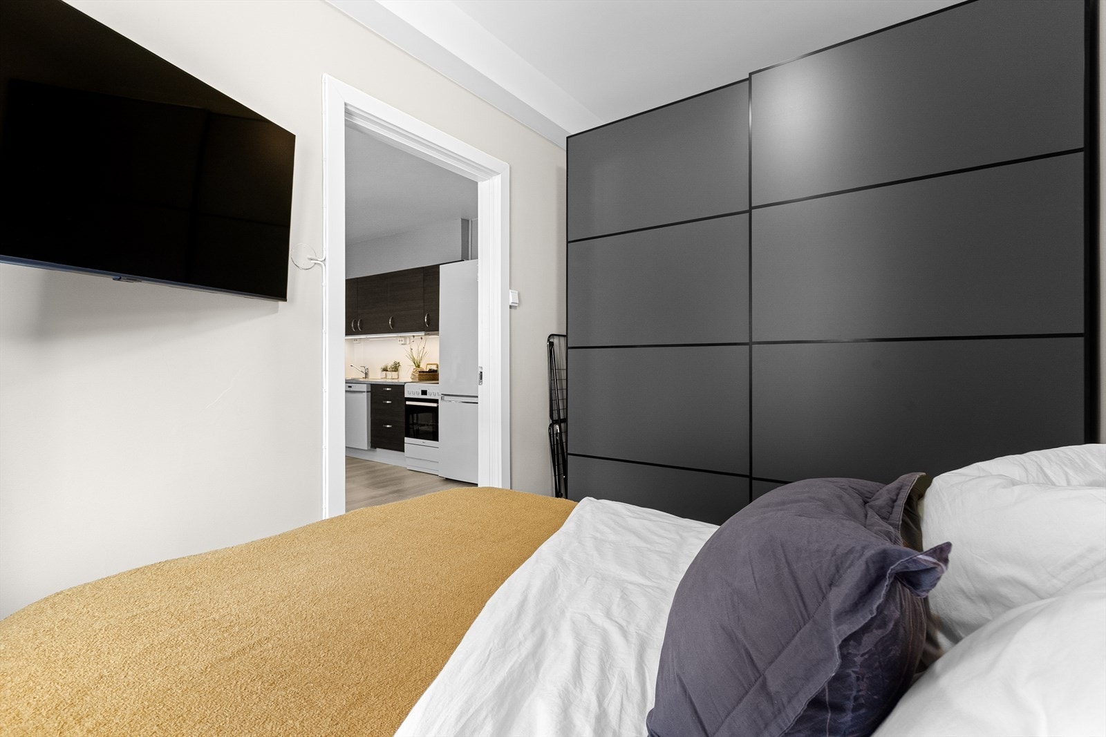 Soverommet har rikelig med oppbevaringsplass. Galleribilde