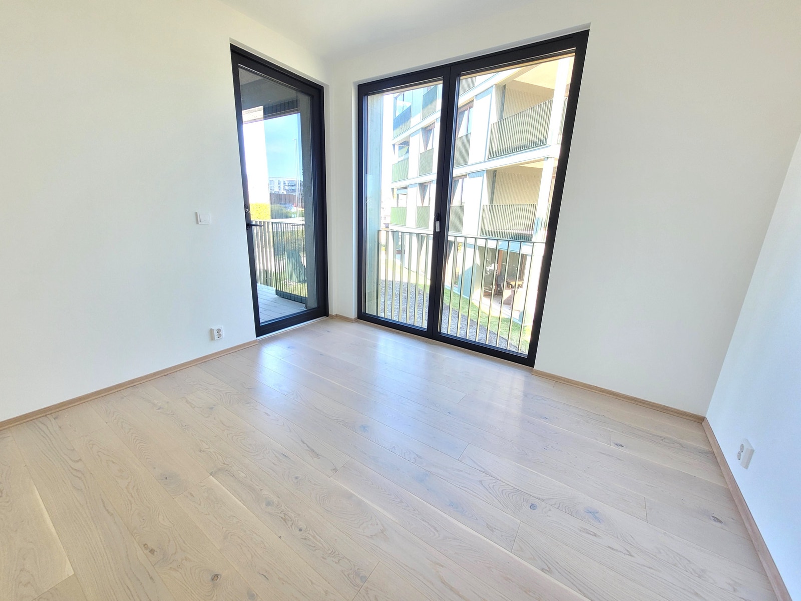 Soverom 2 med garderobeskap og utgang til overbygd balkong. Galleribilde