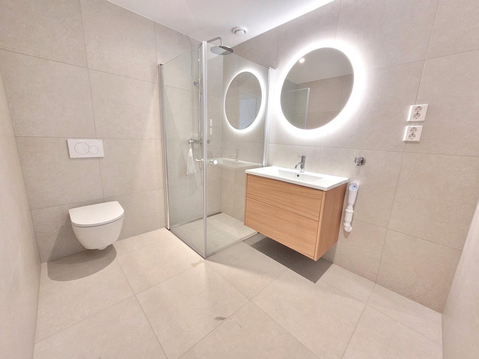 Bad med dusjhjørne og opplegg for vaskemaskin. Galleribilde