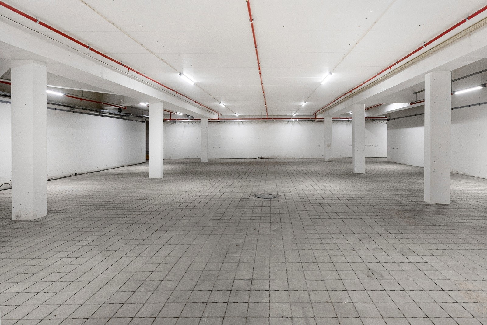 P-plass kan leies i garasjeanlegg under sameiet mot tillegg i leien. Galleribilde