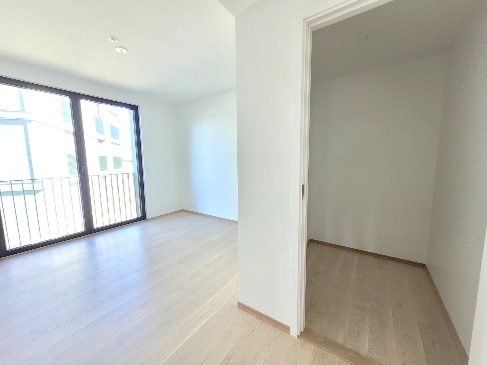 Soverom 1 med garderobeskap og eget bodrom. Galleribilde