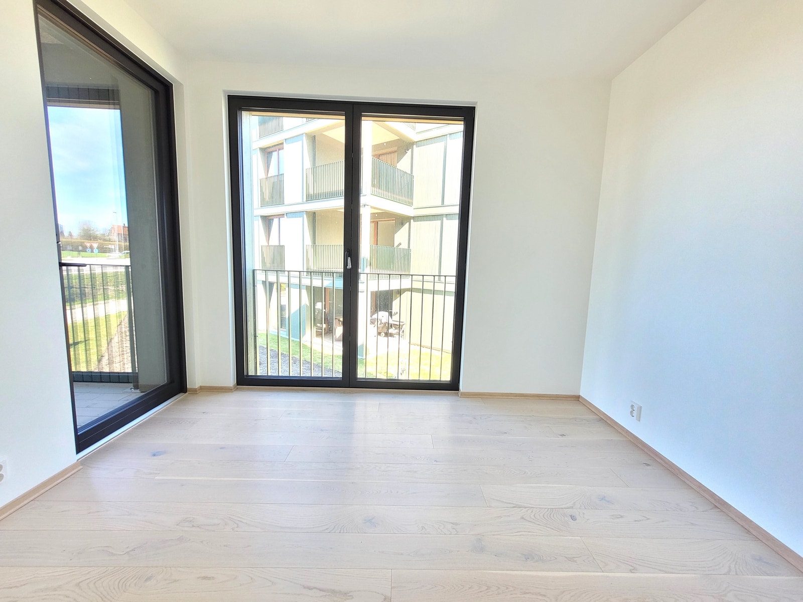 Soverom 2 med garderobeskap og utgang til overbygd balkong. Galleribilde