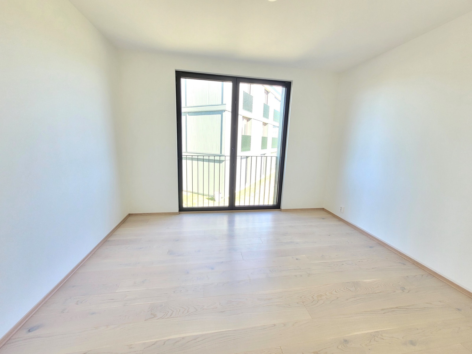 Soverom 1 med garderobeskap og eget bodrom. Galleribilde