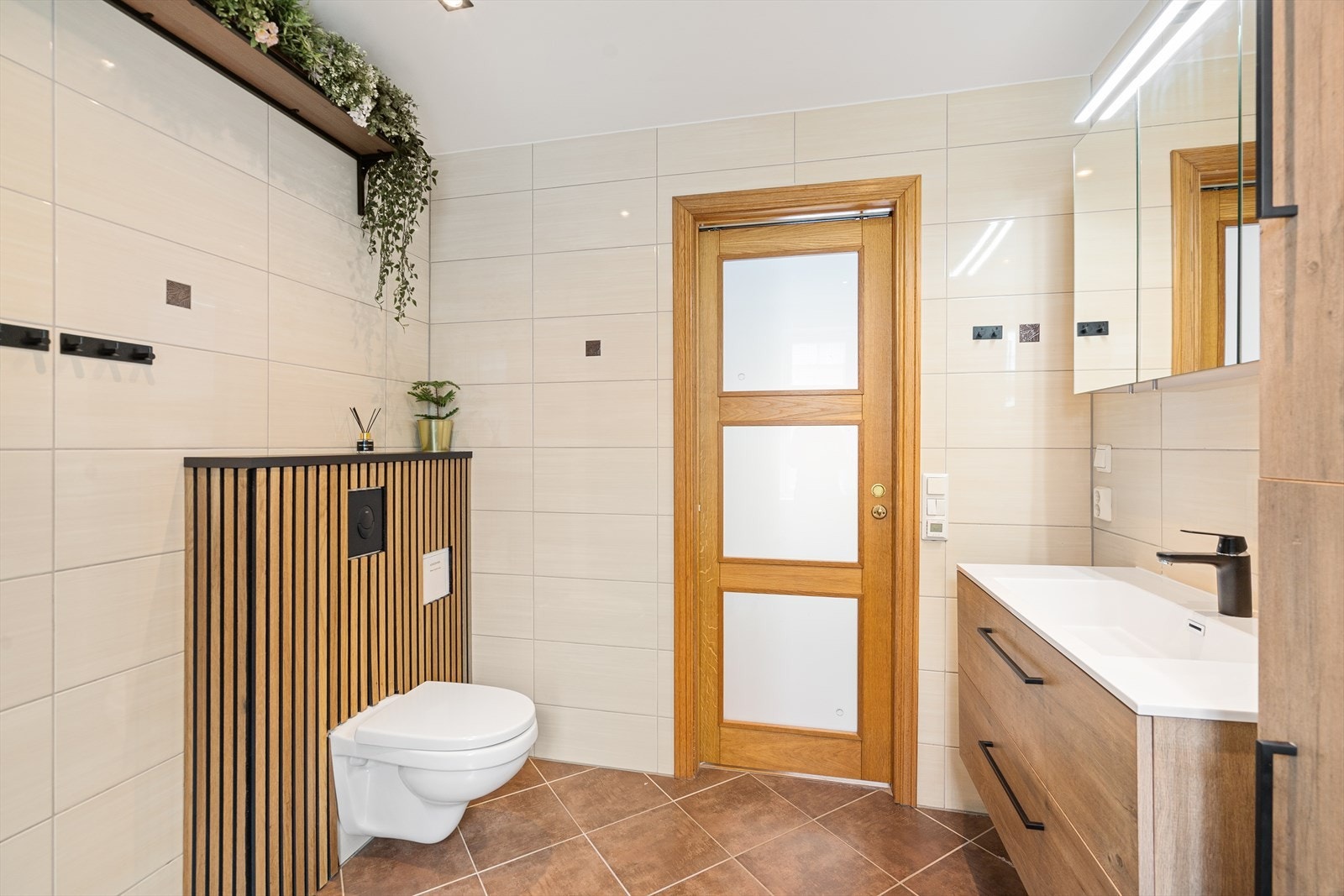 Badet ble modernisert i 2022 med blant annet nyere baderomsinnredning og dusjnisje. Galleribilde