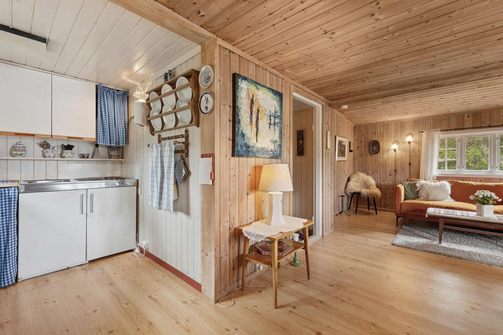 Trivelig kjøkkenkrok i åpen løsning mot stuen. Galleribilde