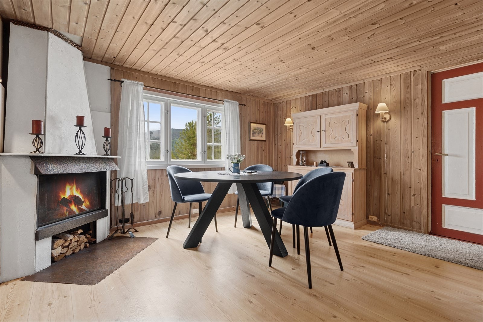 Hyggelig spiseplass i tilknytning til kjøkkenet. Galleribilde