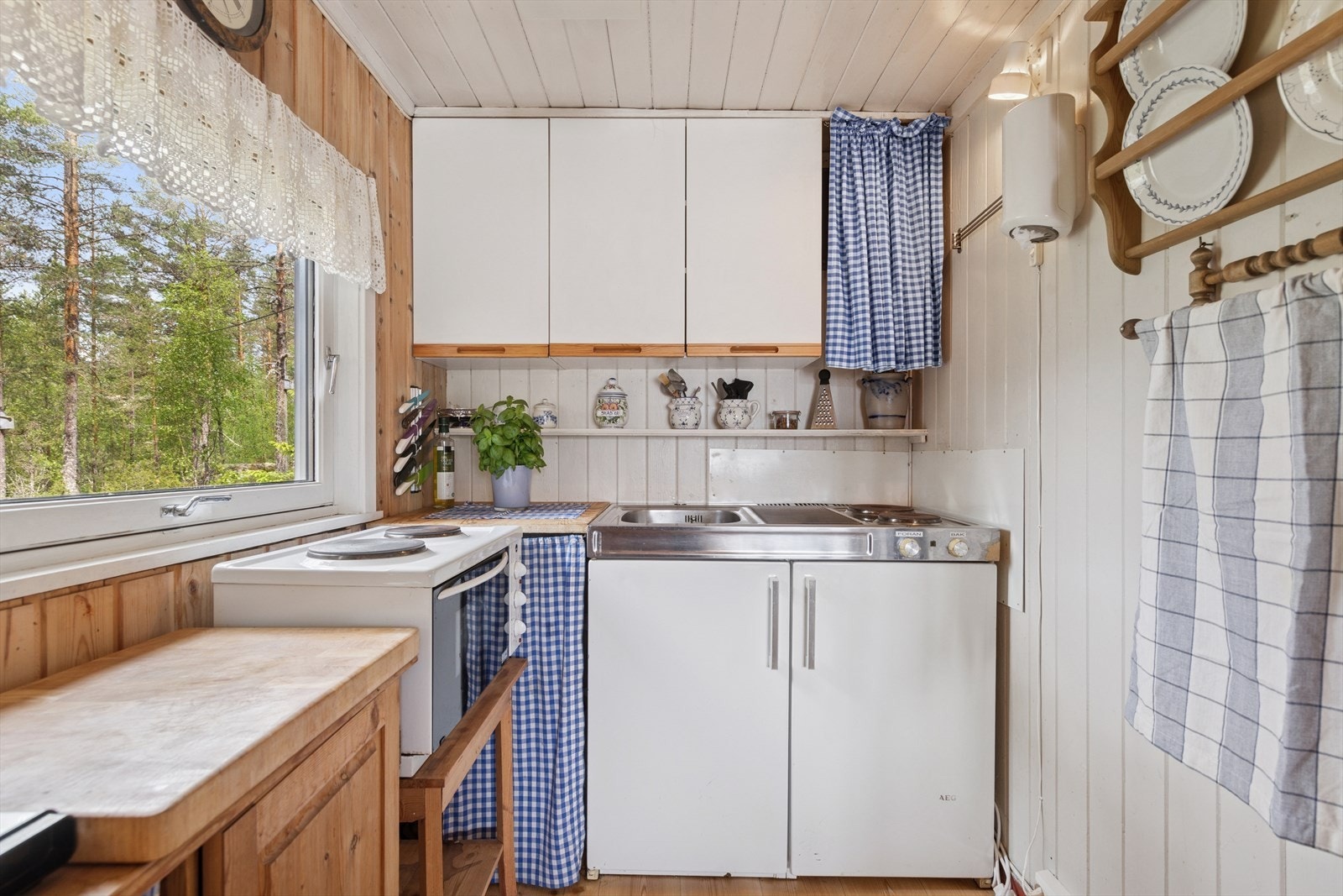 Kjøkkenet er utstyrt med kokeplater, kjøleskap og hybelkomfyr. Galleribilde