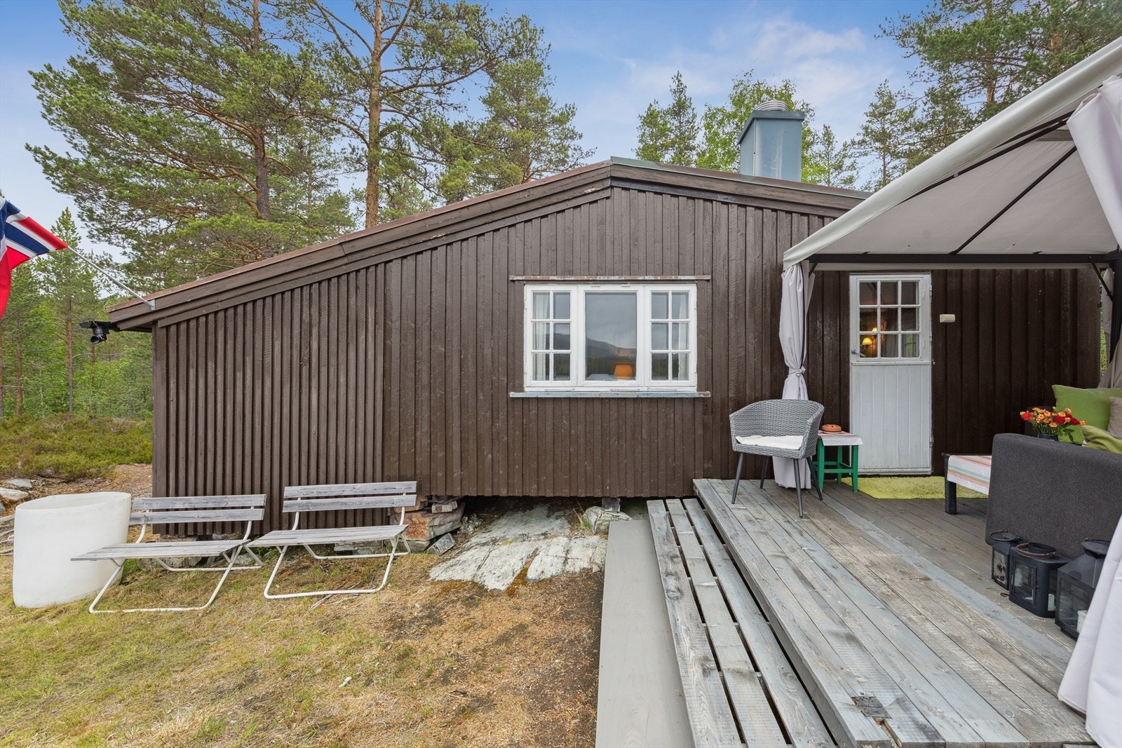 Herlig uteplass med utgang fra stuen. Galleribilde