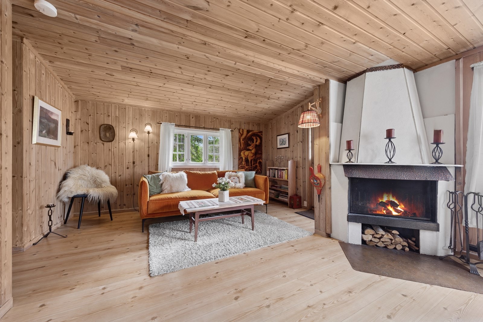 Stuen har peis som varmer godt på kalde dager. Galleribilde