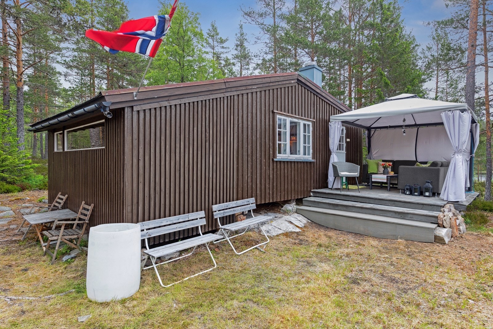 Drikkevann medbringes, vaskevann/forbruksvann fra oppsamlet takvann. Galleribilde