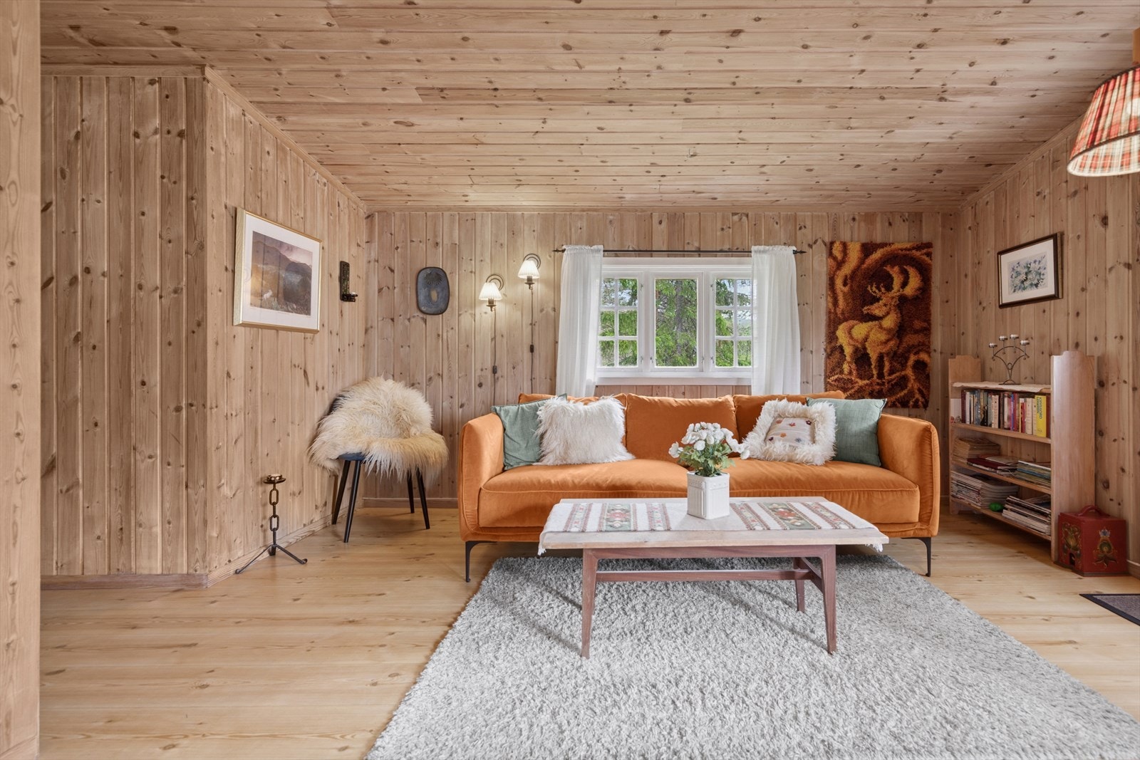 Hyggelig stue med flere møbleringsmuligheter. Galleribilde