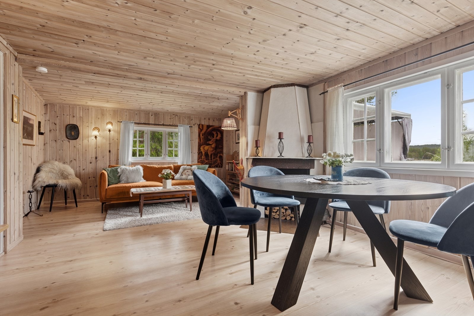 Vinduene i stuen sørger for naturlig lys til rommet. Galleribilde