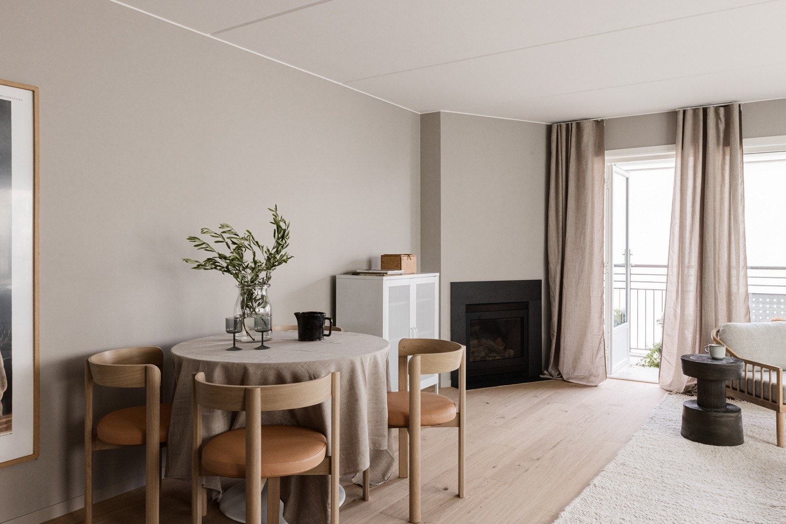 Fin spiseplass. Stuen har også gasspeis. Galleribilde