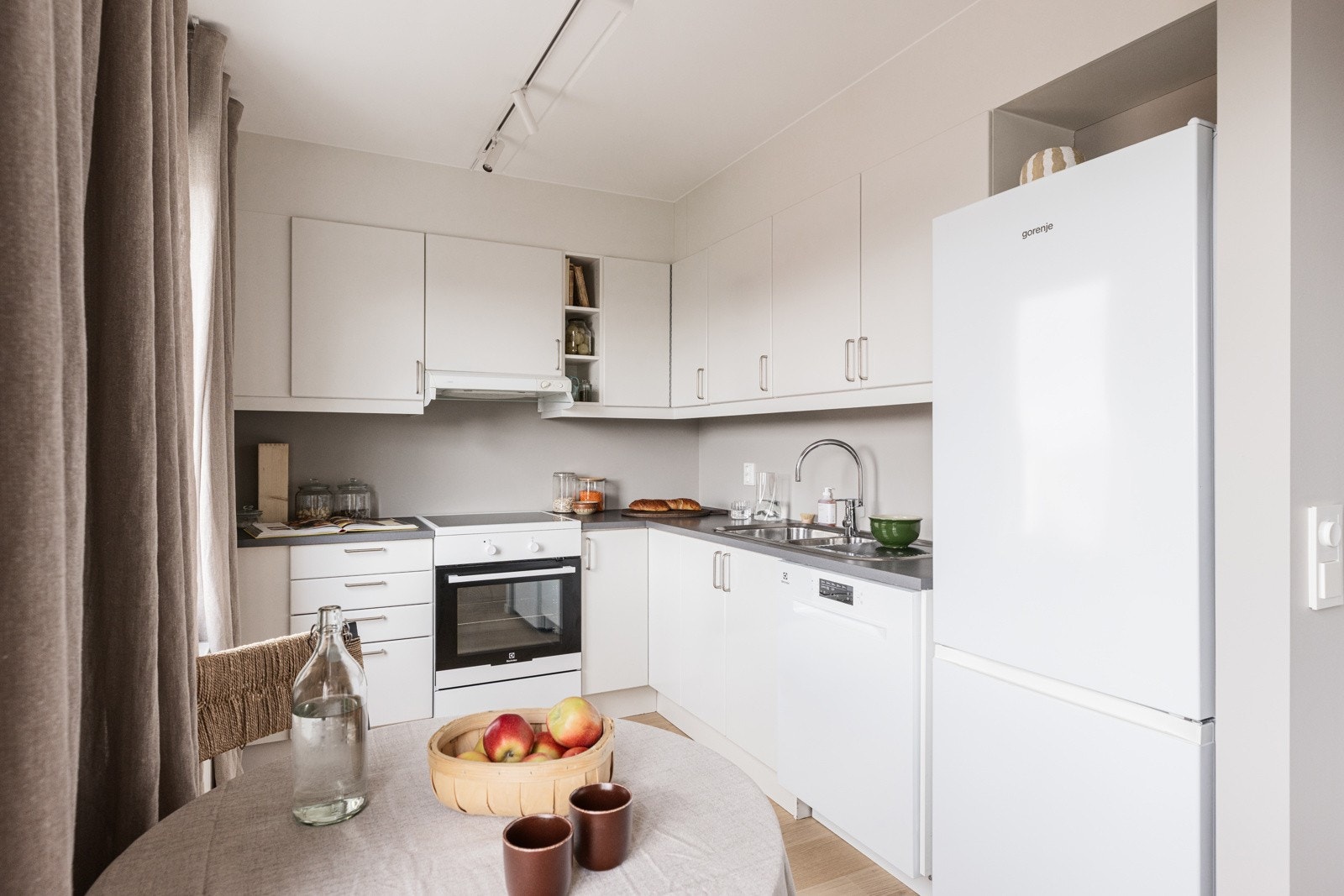 Godt med skap og benkeplass på kjøkken også i hybelen. Galleribilde