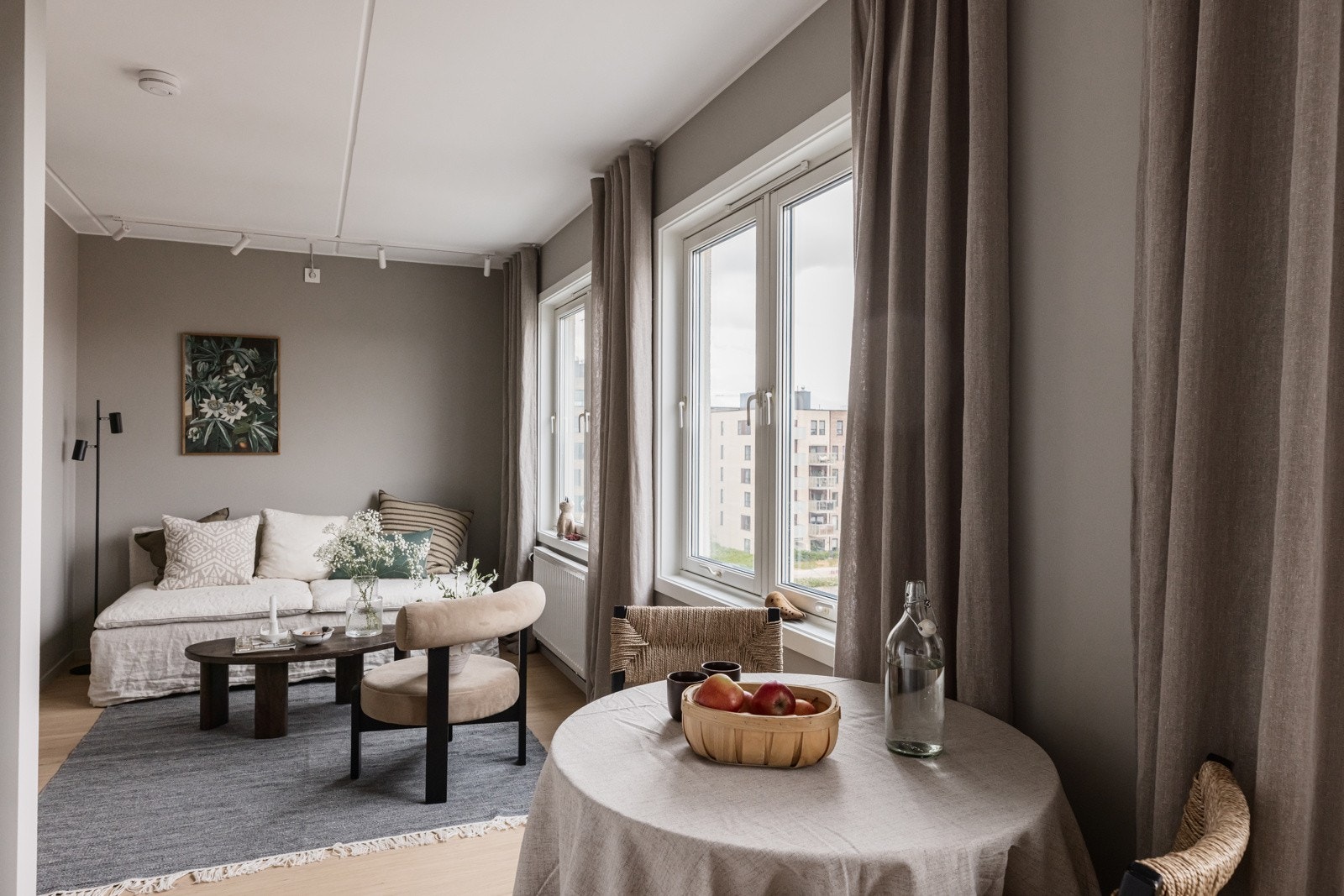 Hybel: Arealeffektiv stue med plass til både sofa og spisebord. Galleribilde