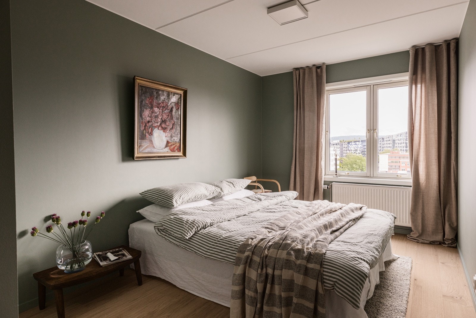 Romslig hovedsoverom er malt i en lekker grønnfarge. Galleribilde