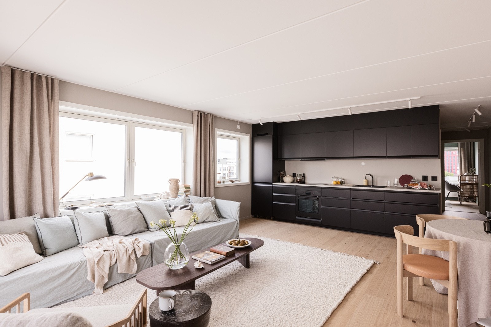 Det er plass til både sofagruppe, spiseplass og mediemøblement. Galleribilde