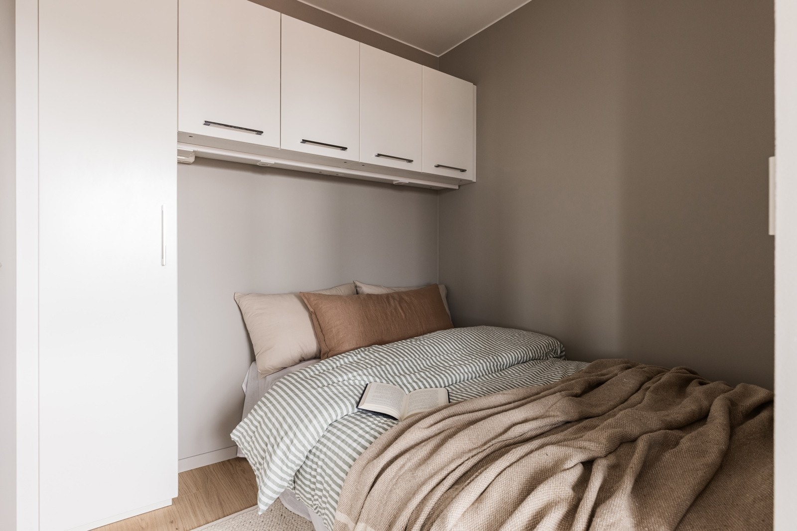 Hybel: Soveplass med plassbygget skap. Galleribilde