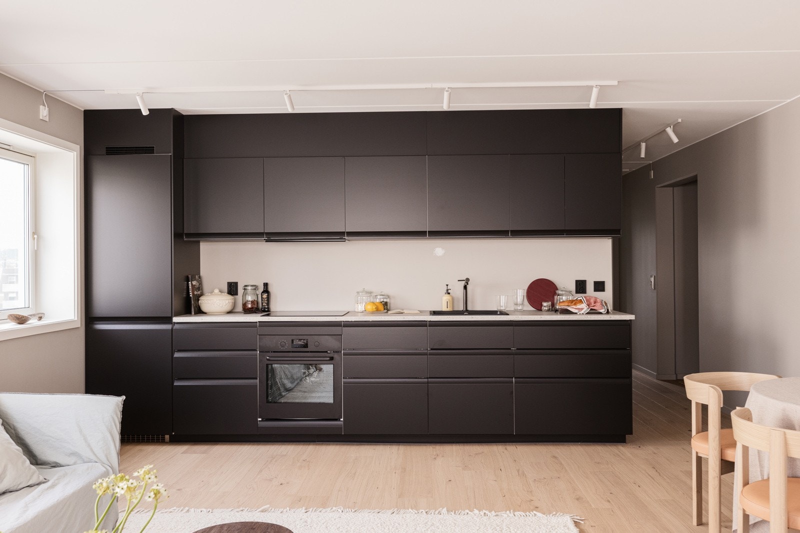 Nytt moderne kjøkken satt inn i 2025. Galleribilde
